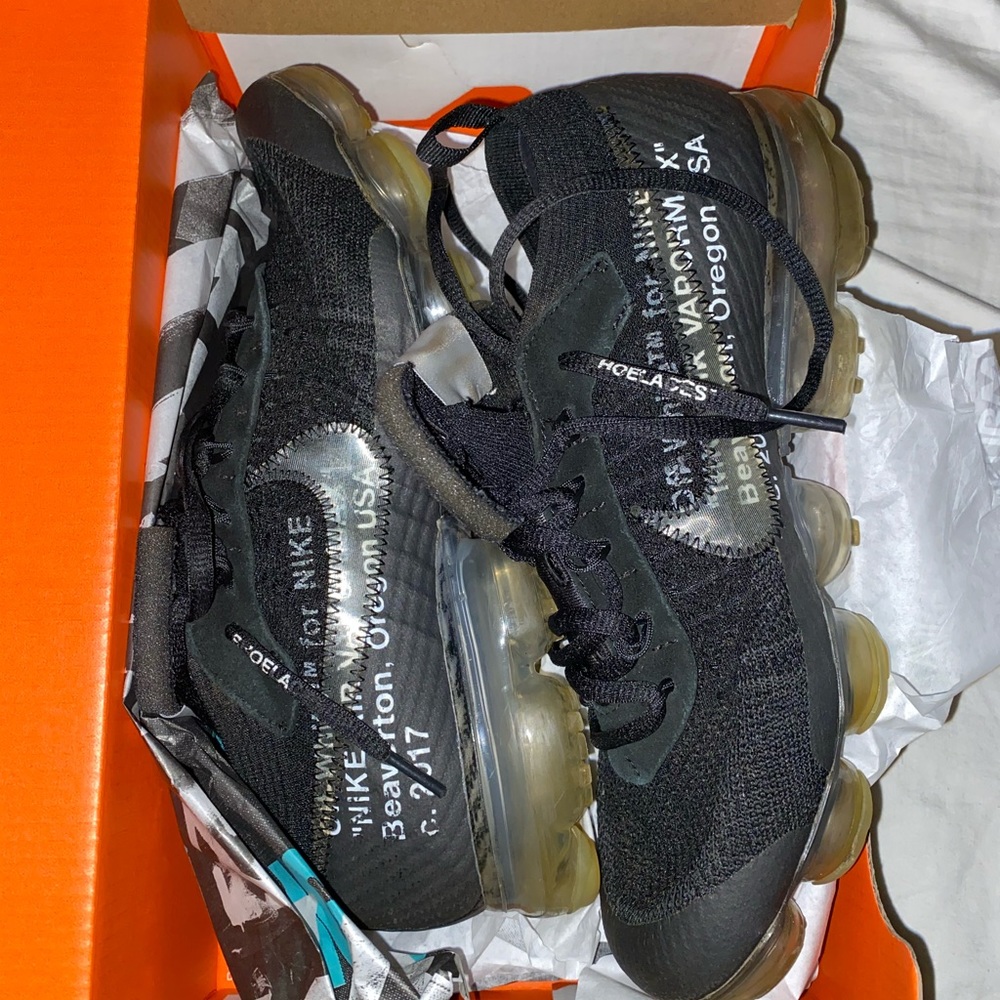 Off white vapor max size 9 in good condition, let me know if Interested!